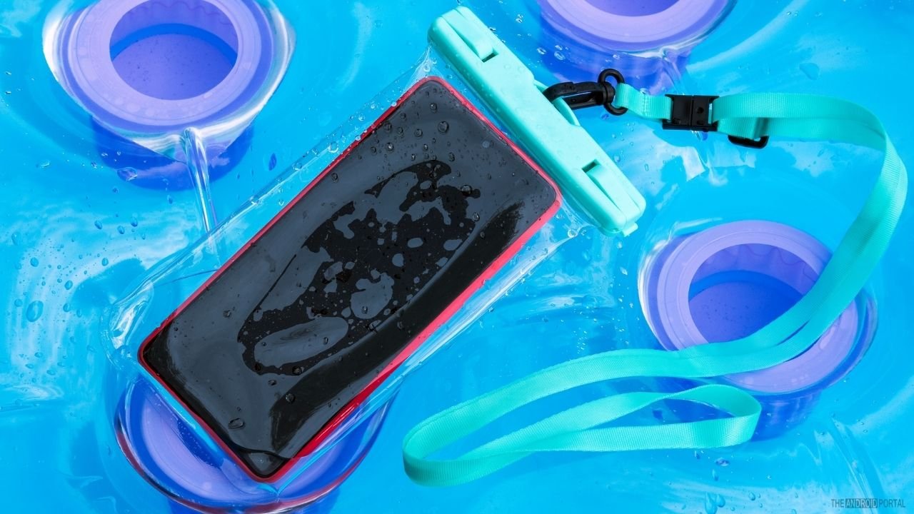 Best Waterproof Smartphone Pouch For Swimming (1)